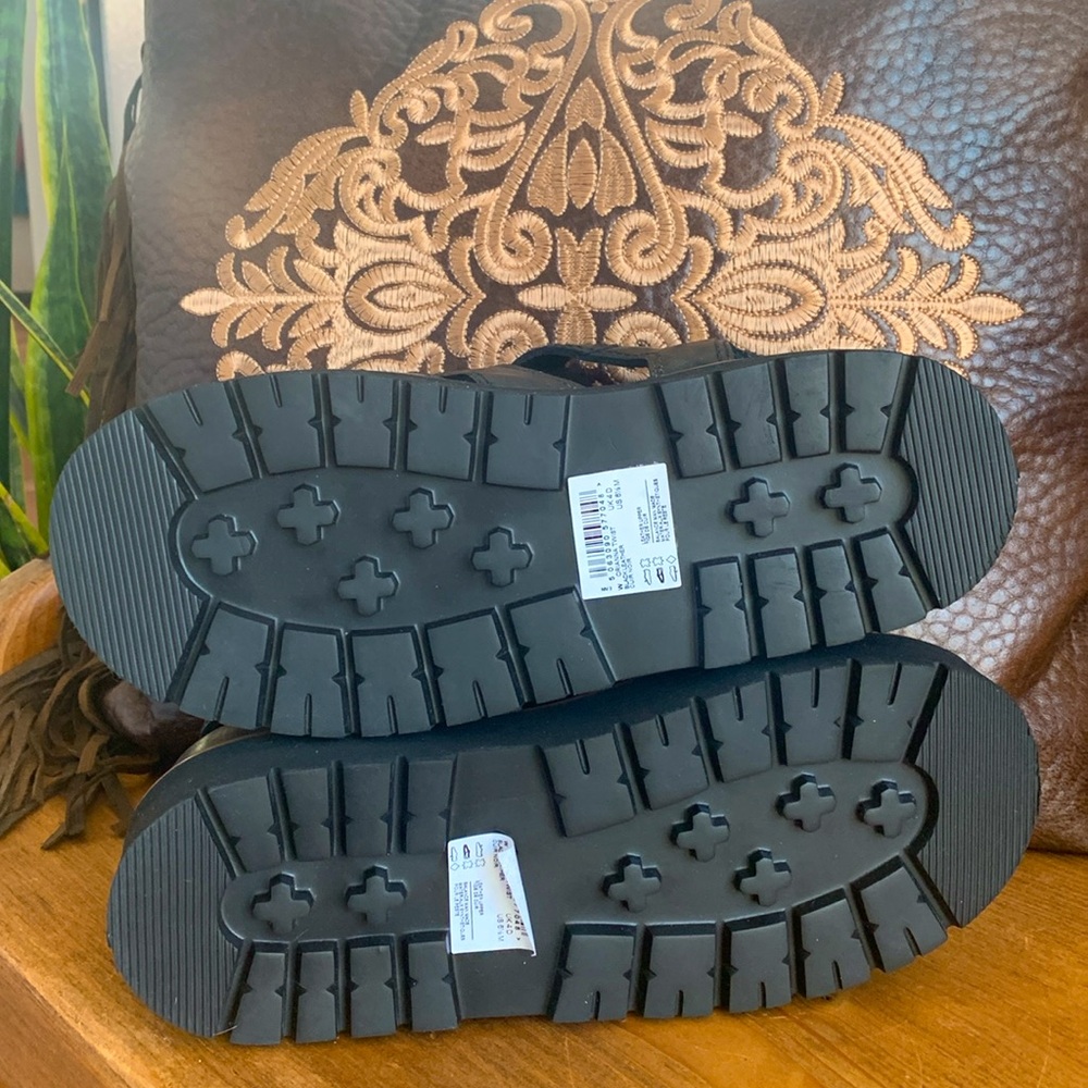 NEW Clarks Orianna Twist Black Chunky Platform Sandals Size 6.5 - Picture 2 of 5